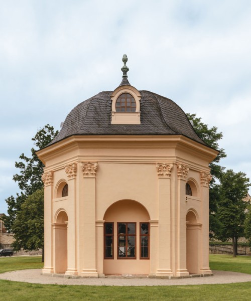 Schallhaus im Schlossgarten der Heidecksburg Rudolstadt – barockes Pavillon in Thüringen, achteckiger Bau mit Kuppeldach.