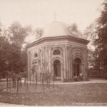 Historische Aufnahme des Schallhauses auf dem Residenzschloss Heidecksburg Altes Foto eines barocken, achteckigen Pavillons mit geschwungenem Dach im Park der Heidecksburg, umgeben von Bäumen.