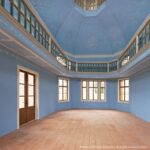 Ein Raum für feine Töne: Das Schallhaus auf dem Residenzschloss Heidecksburg. Heidecksburg Achteckiger Raum mit blauen Wänden, verzierter Decke, Fensterzone oben und terrakottafarbenem Boden auf der Heidecksburg.