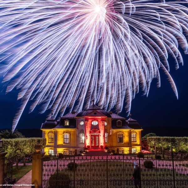 Farbenprächtiges Feuerwerk über dem festlich beleuchteten Rokokoschloss Dornburg bei Nacht – stimmungsvolles Finale der Dornburger Schlössernacht in Thüringen.