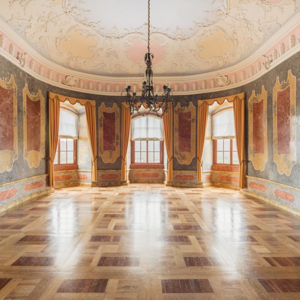Festsaal im Rokokoschloss Dornburg mit Stuckdecke, Wandmalereien und kunstvollem Parkettboden.