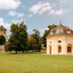 Heidecksburg mit Schallhaus im Schlossgarten Heidecksburg in Rudolstadt mit historischem Schallhaus im Schlossgarten, barockes Ensemble mit Pavillon und weitläufiger Grünfläche.