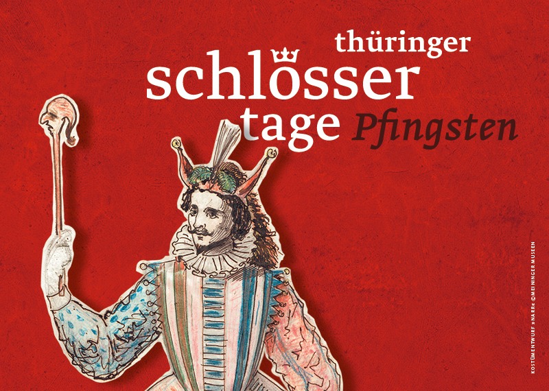 Schlössertage_2026_WebKachel Roter Banner zu den Thüringer Schlössertagen 2026 mit Kostümentwurf „Narr“ für „Was ihr wollt“ von William Shakespeare, Foto: Meininger Museen.